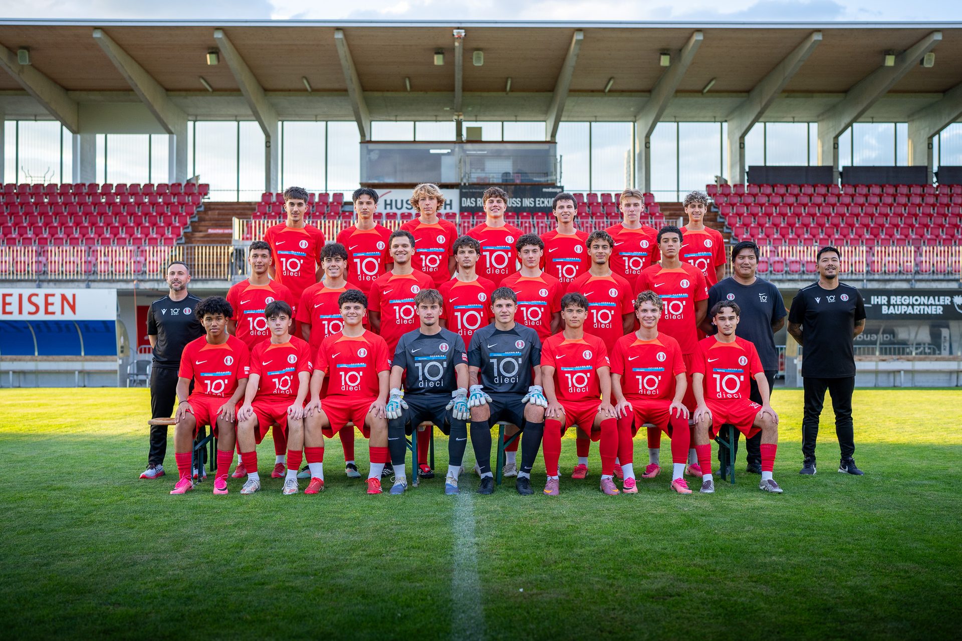 Offizielles Mannschaftsfoto eines Fussball-Nachwuchsteams im Stadion